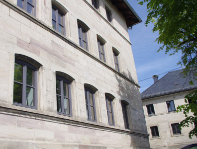 Nordhalben Village - Rundbogen Holzfenster / Denkmalschutz